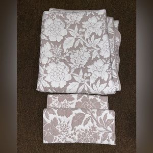 Floral quilt/comforter with reversible white and grey pattern 🤍 + pillow covers